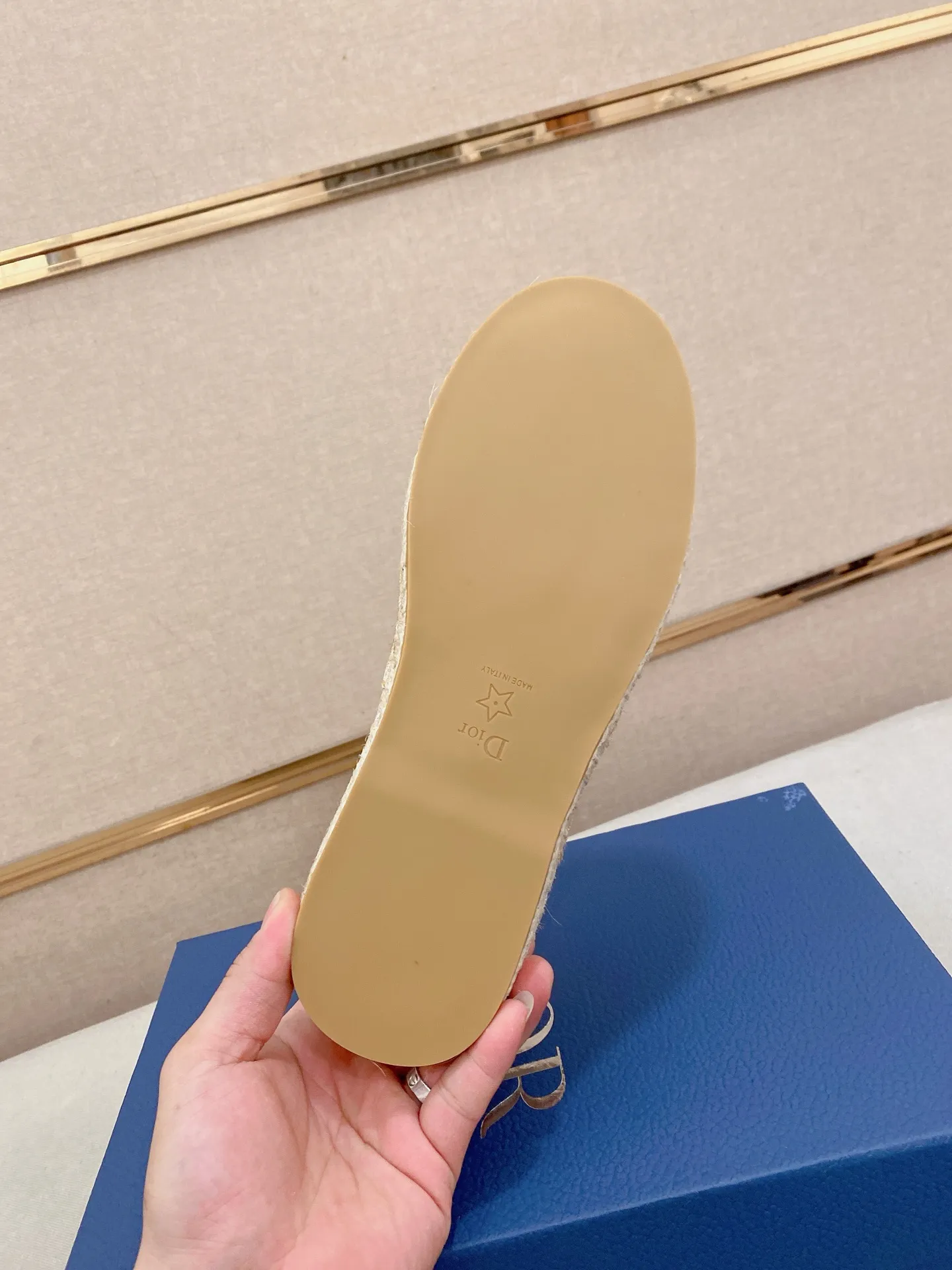 Factory price: 400💰High quality [Dior·Dior] 💫Men's latest slip-on Loaf casual shoes ✔️The original version is available at the counter simultaneously. 1:1 replica🏍️Fabrics: Italian imported fabrics, pure hand-drawn threads, raw rubber breathable and non-slip outsole, lining breathable and comfortable lambskin, 100% comfortable density, original rubber outsole wear-resistant ✔️Code number: 38-44, you deserve it, (Note: 37, 45, 46 can be customized, non-refundable and non-exchangeable)